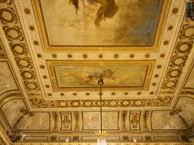 Ammiriamo infine il magnificente soffitto circoscritto da un�ampia fascia con corone lauree